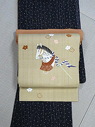 小菊に縞縮緬袷と春駒に梅刺繍帯